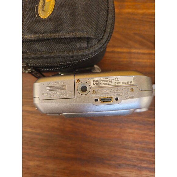 Kodak EasyShare C310 Digital Camera With Carrying Case & Wrist Strap - Picture 5 of 7